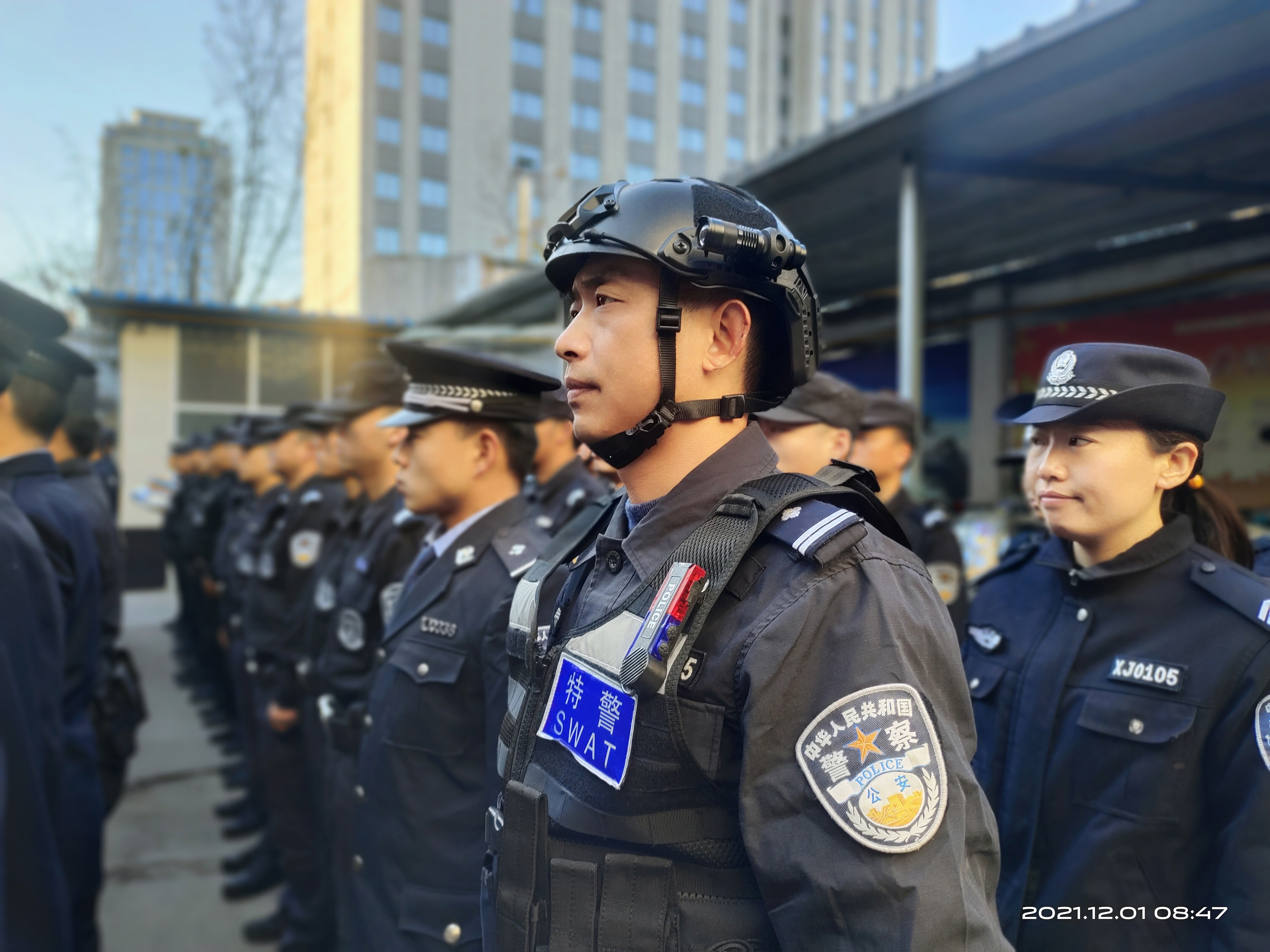 从优待警暖人心忠诚履职保平安韩城市公安局举行辅警冬装发放仪式