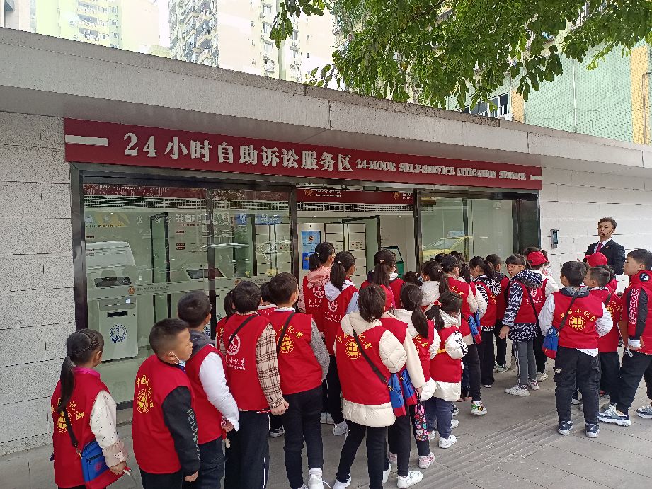 《法治教育从小抓起》中国小记者学院在行动