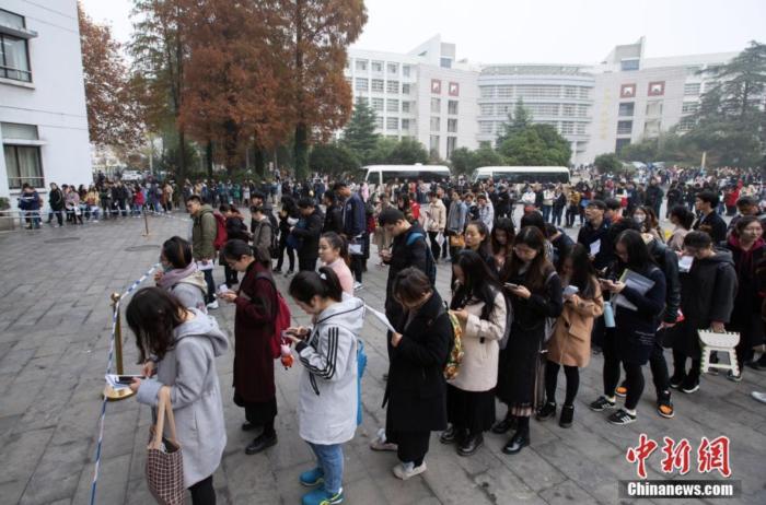 多地启动2022公务员省考报名 招录向基层一线倾斜