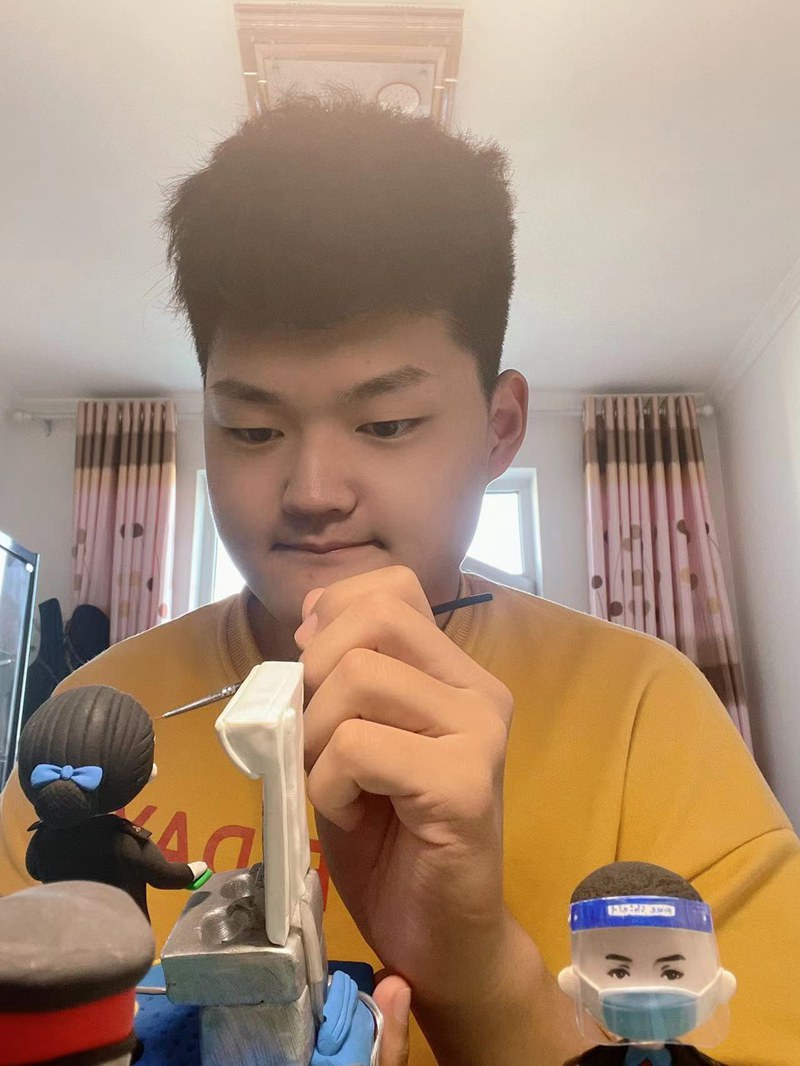 以同事为原型 银川00后列车员创作疫情防控一线泥塑人偶