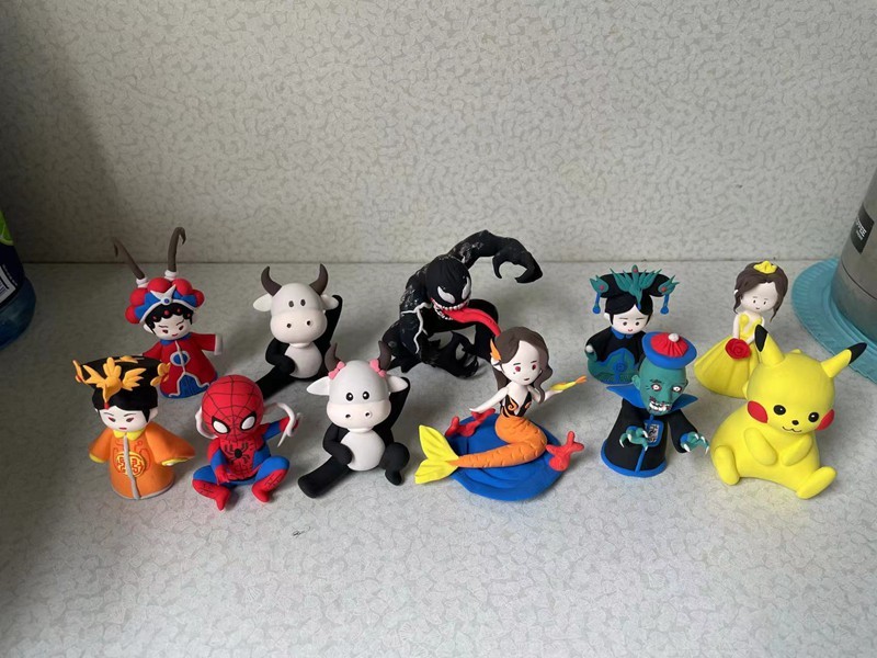 以同事为原型 银川00后列车员创作疫情防控一线泥塑人偶