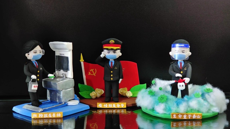 以同事为原型 银川00后列车员创作疫情防控一线泥塑人偶