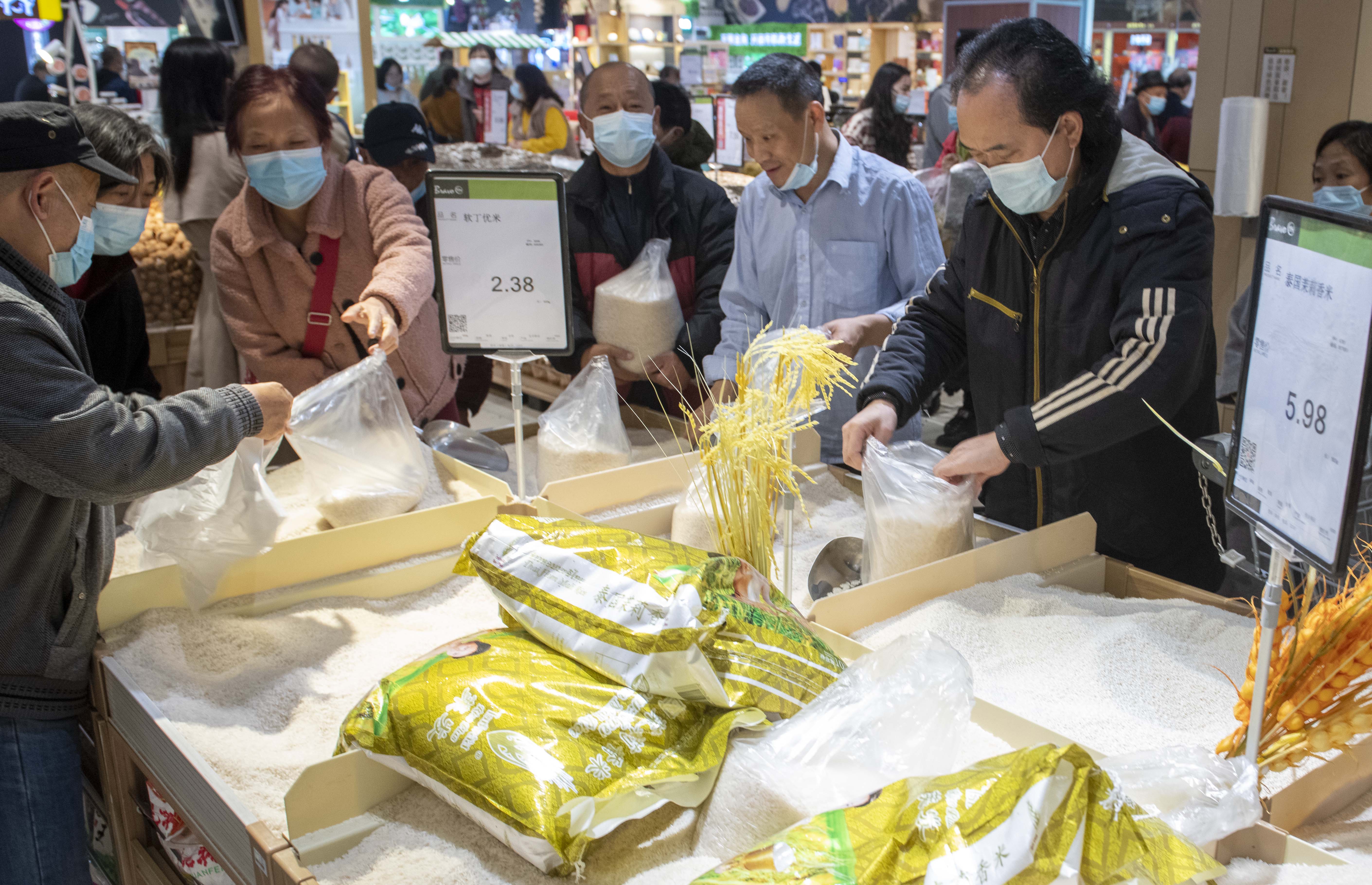 重庆蔬菜、米面油等生活物资销量激增 超市：供应充足，市民不必大量抢购