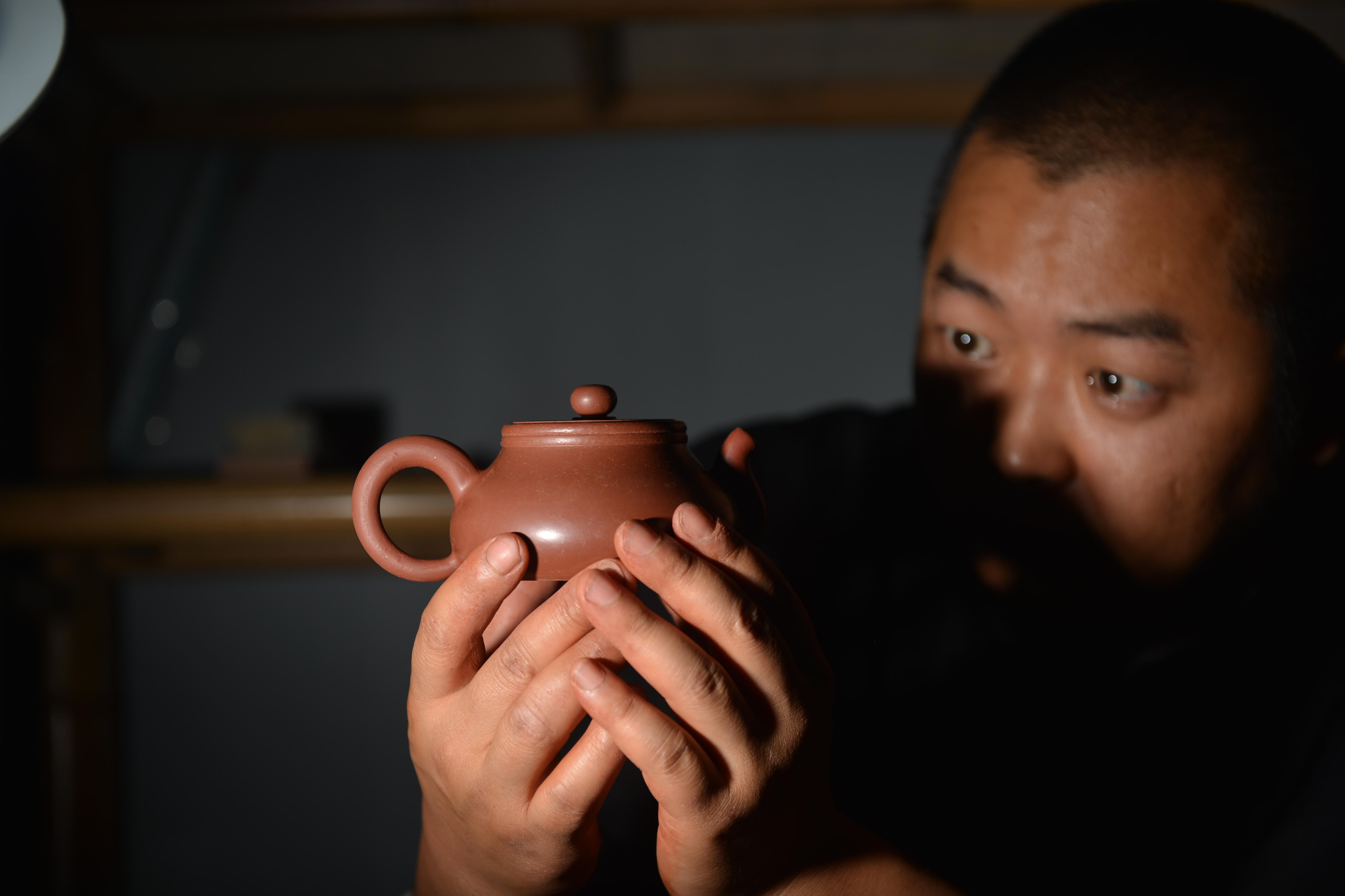 电焊工学艺十年成制壶大师，作品一上市就被抢空