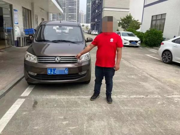 男子驾车斑马线不礼让行人，险些酿成车祸！处理来了