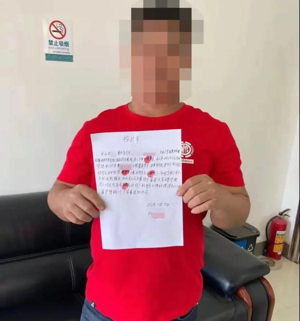 男子驾车斑马线不礼让行人，险些酿成车祸！处理来了