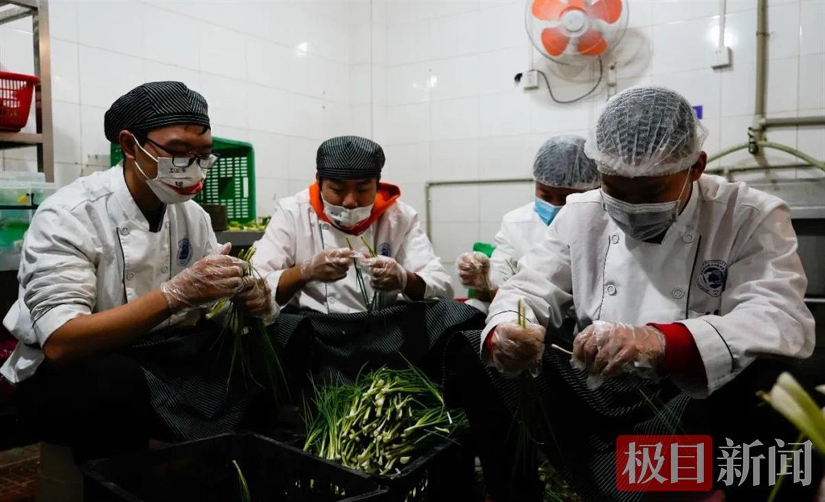 高校厨师因黄码无法入校，烹饪专业学生到食堂上岗！同学好评“手不抖、分量足”