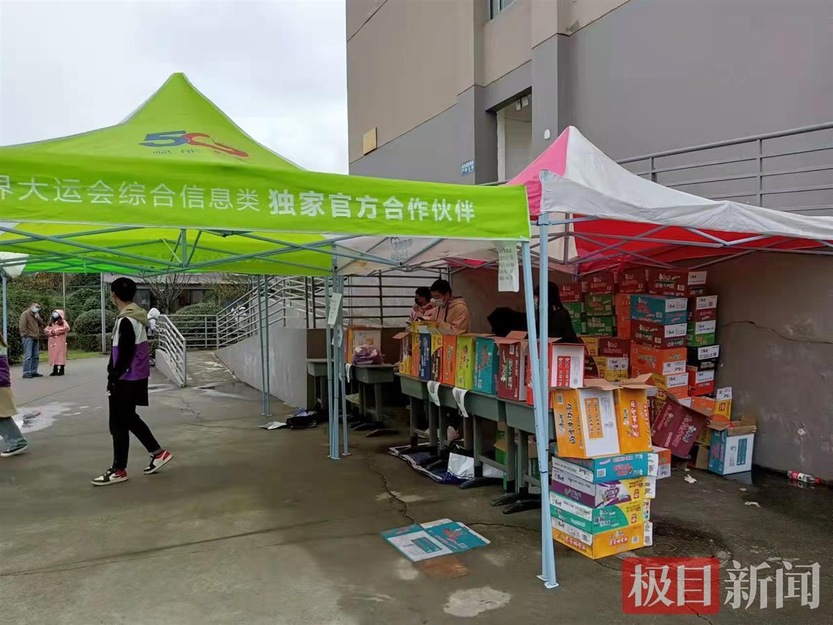 高校厨师因黄码无法入校，烹饪专业学生到食堂上岗！同学好评“手不抖、分量足”