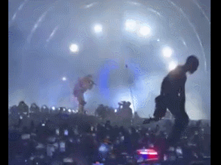美国音乐节因踩踏事故变“地狱”狂热粉丝爬警车救护车顶跳舞