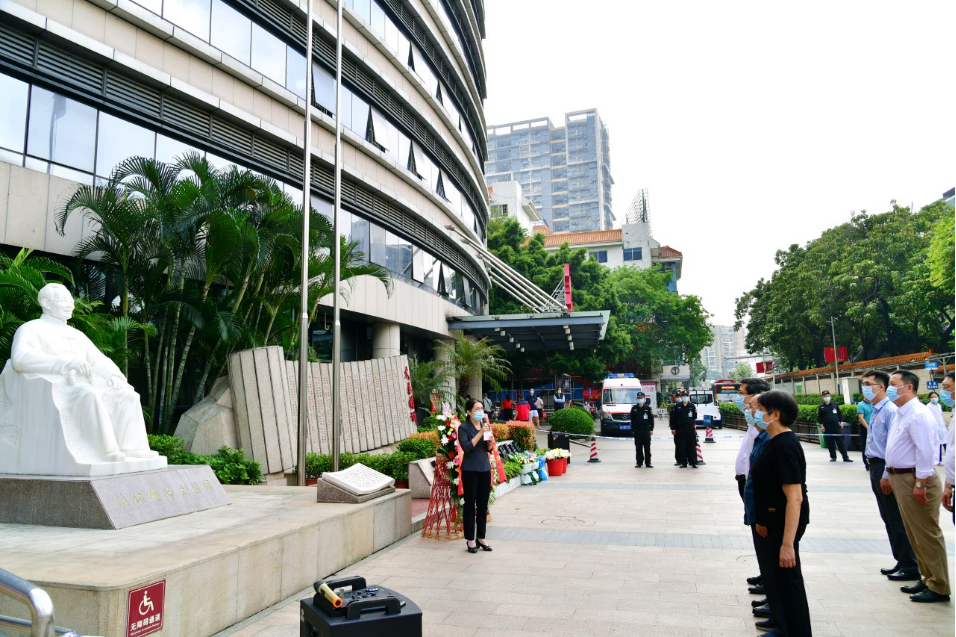 续铁涛理想，传中医薪火——广州中医药大学第一附属医院向国医大师邓铁涛教授雕像敬献花篮