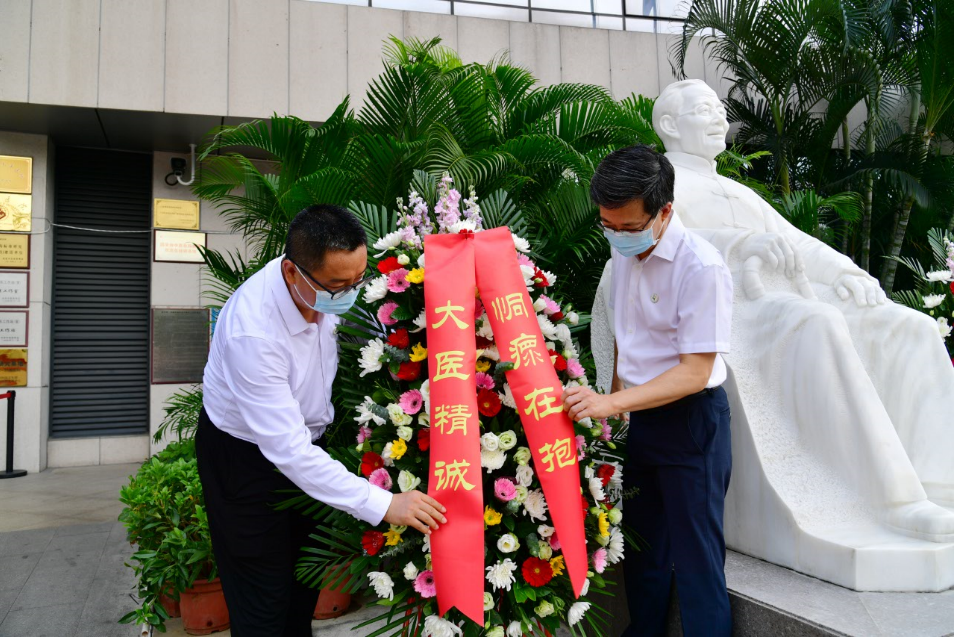 续铁涛理想，传中医薪火——广州中医药大学第一附属医院向国医大师邓铁涛教授雕像敬献花篮