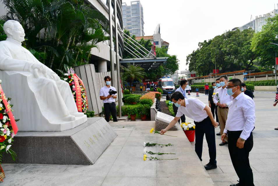 续铁涛理想，传中医薪火——广州中医药大学第一附属医院向国医大师邓铁涛教授雕像敬献花篮