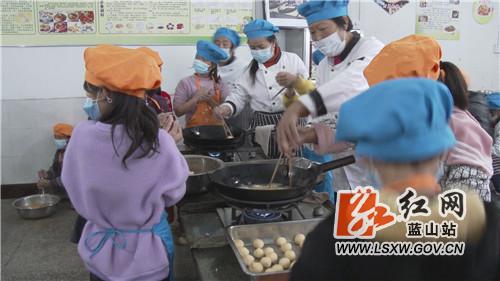 楠市中心小學(xué)在“吃喝玩樂(lè)”中落實(shí)“雙減”(圖3) 楠市中心小學(xué)在“吃喝玩樂(lè)”中落實(shí)“雙減”(圖3)