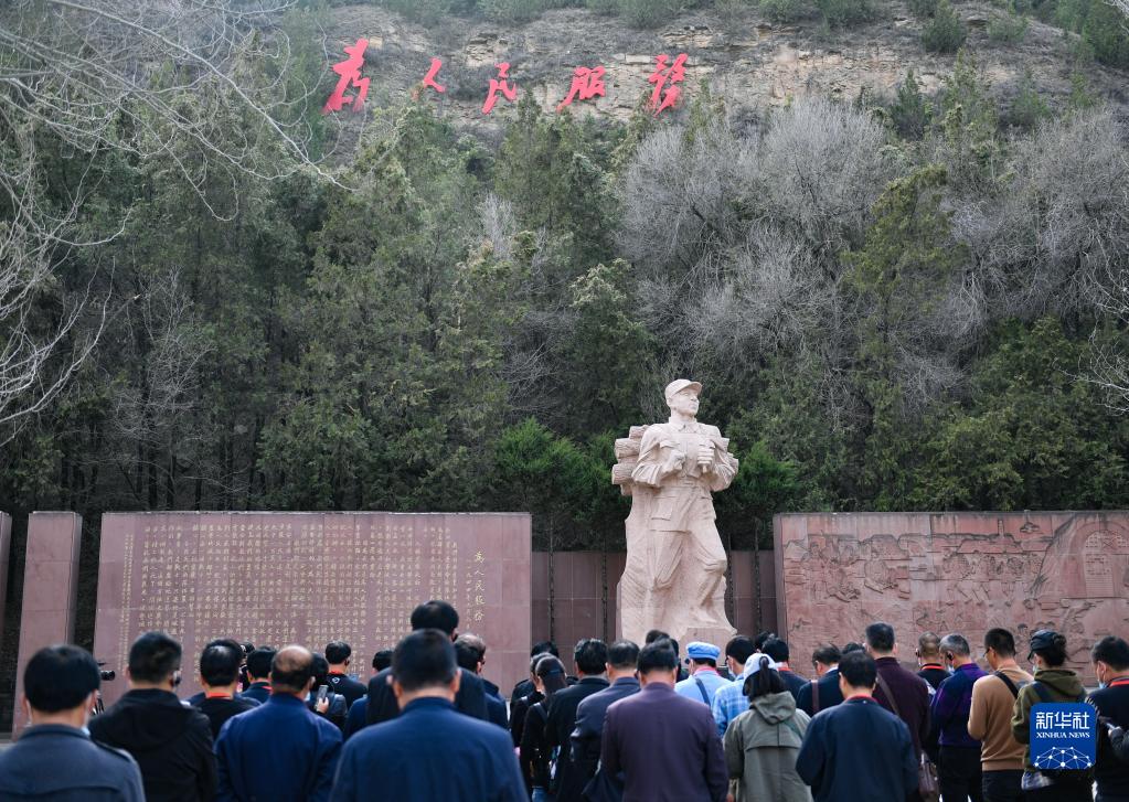 奋斗百年路 启航新征程·中国共产党人的精神谱系丨为了人民 服务人民——张思德精神述评