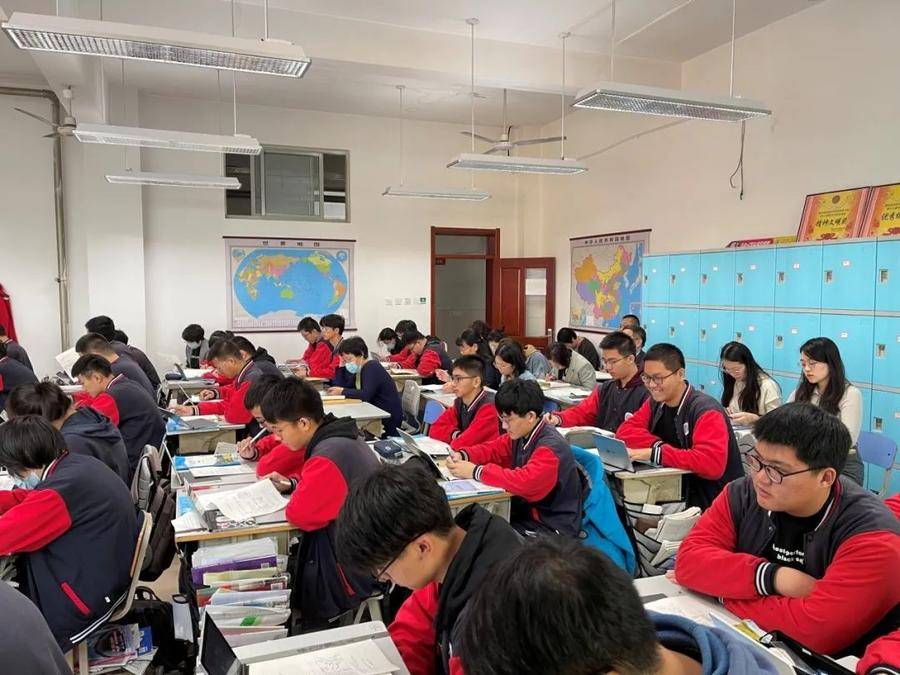 煙臺(tái)開(kāi)發(fā)區(qū)高級(jí)中學(xué)高二年級(jí)舉行示范課活動(dòng)(圖1) 煙臺(tái)開(kāi)發(fā)區(qū)高級(jí)中學(xué)高二年級(jí)舉行示范課活動(dòng)(圖1)