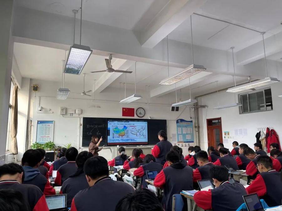 煙臺(tái)開(kāi)發(fā)區(qū)高級(jí)中學(xué)高二年級(jí)舉行示范課活動(dòng)(圖2) 煙臺(tái)開(kāi)發(fā)區(qū)高級(jí)中學(xué)高二年級(jí)舉行示范課活動(dòng)(圖2)