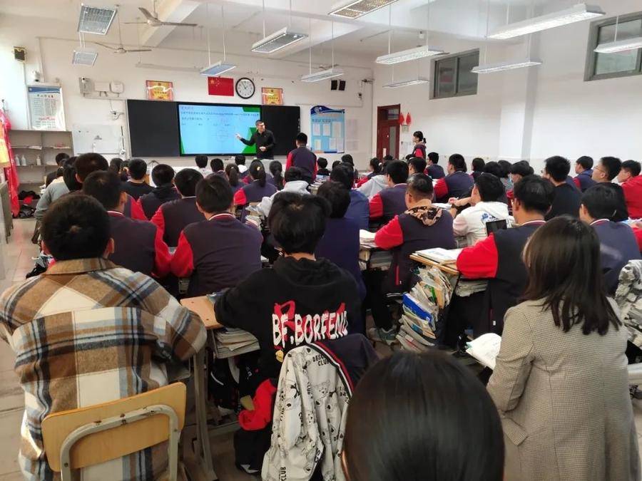 煙臺(tái)開(kāi)發(fā)區(qū)高級(jí)中學(xué)高二年級(jí)舉行示范課活動(dòng)(圖3) 煙臺(tái)開(kāi)發(fā)區(qū)高級(jí)中學(xué)高二年級(jí)舉行示范課活動(dòng)(圖3)