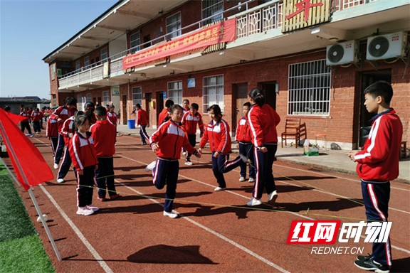 赫山區(qū)腰鋪?zhàn)有W(xué)陽(yáng)光大課間 為“雙減”提神聚氣(圖1) 赫山區(qū)腰鋪?zhàn)有W(xué)陽(yáng)光大課間 為“雙減”提神聚氣(圖1)