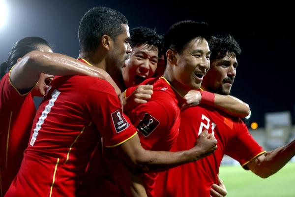 足球｜世预赛12强赛：中国队对阵阿曼队