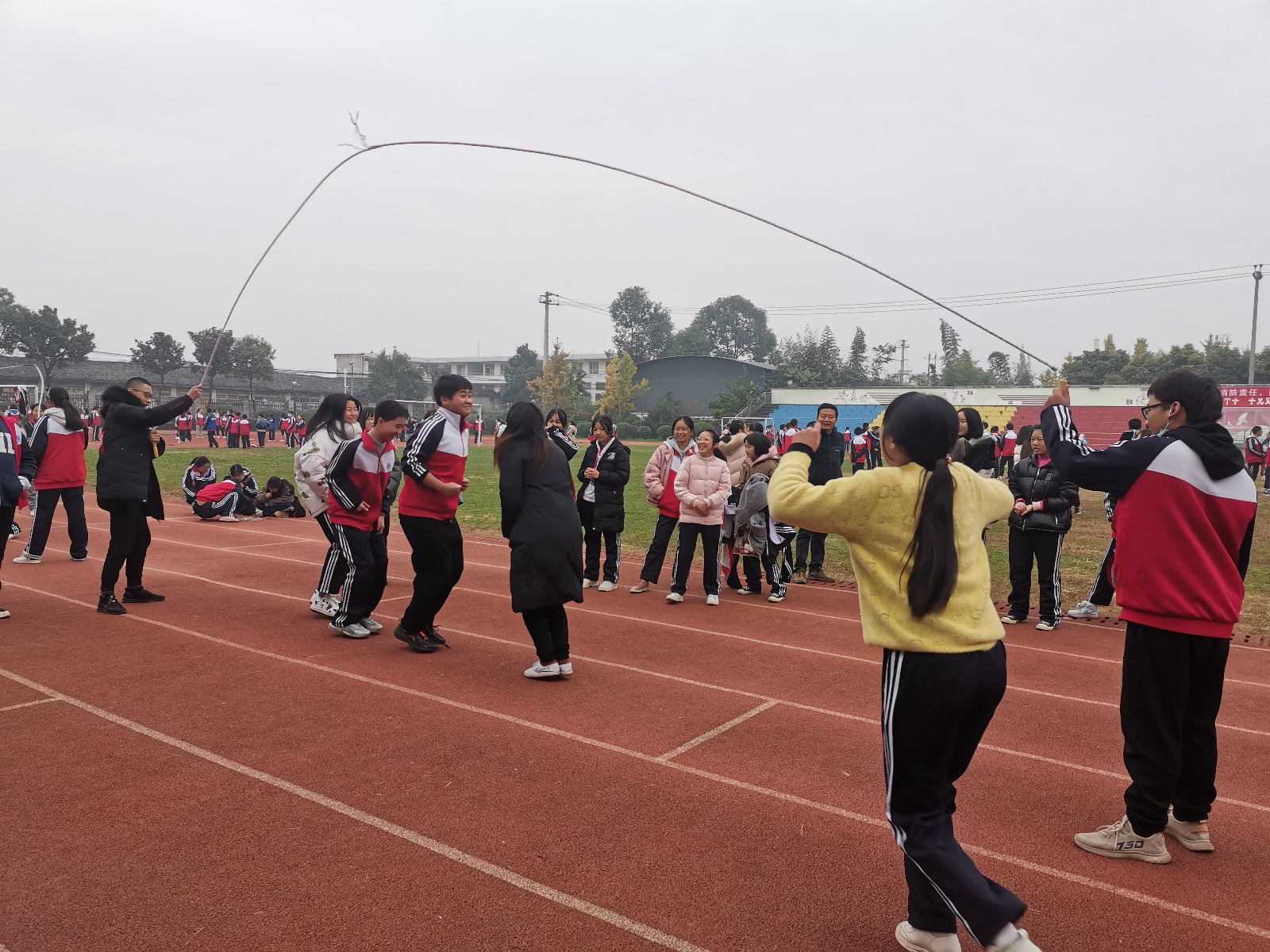 绵竹市富新中学打造多彩课间 丰富校园生活(图1)