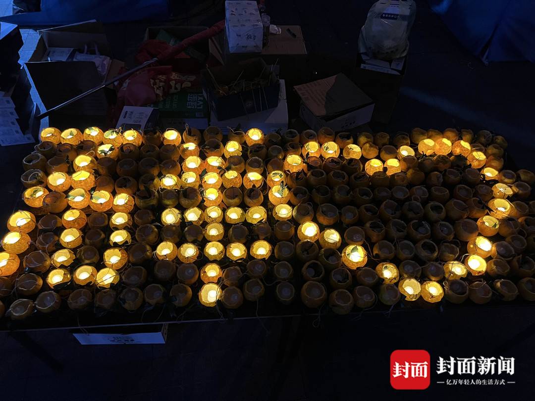 送你一个“小桔灯”成都这群刚解除隔离的居民收到一份特别的礼物
