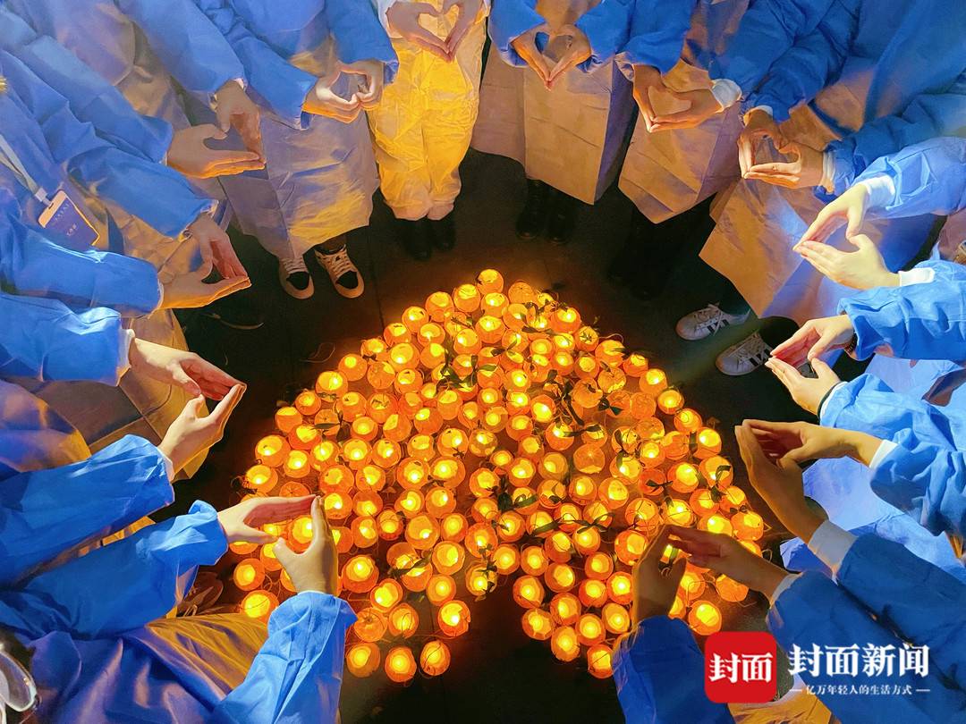 送你一个“小桔灯”成都这群刚解除隔离的居民收到一份特别的礼物