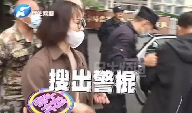 狗咬人事件气哭记者 狗主人被停职（登门道歉了）