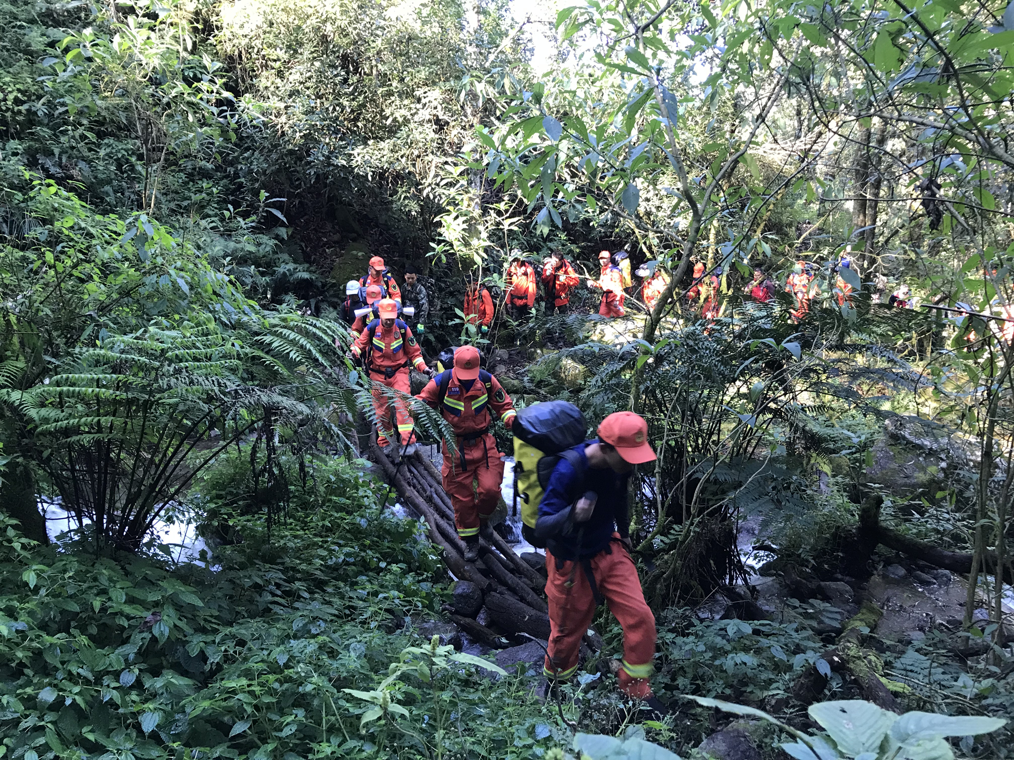 “发现雨衣、排泄物”知情者谈失联地质人员进山细节：进山后未开定位设备无法锁定