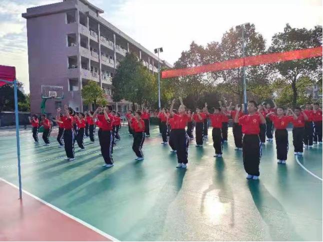 平江縣啟明中學(xué)舉行廣播體操校園舞比賽(圖1)