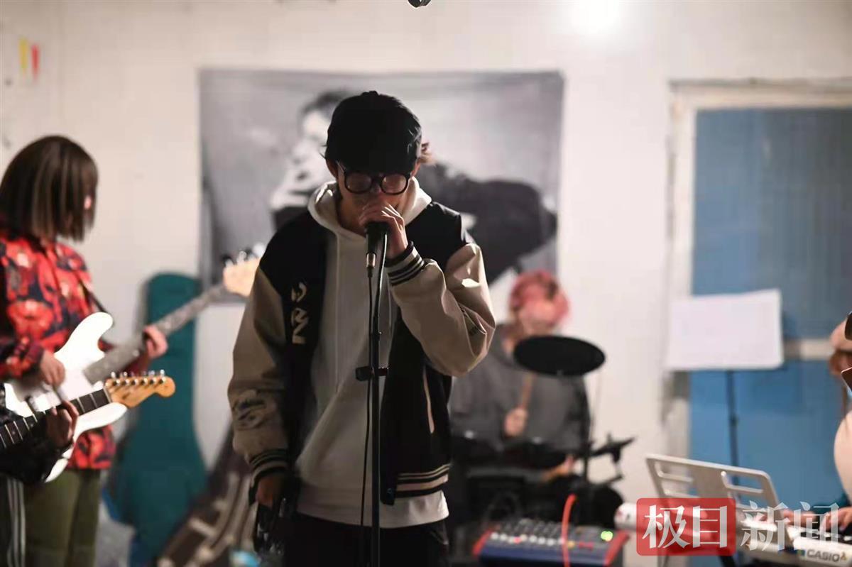 6名大学生组建一支校园乐队，首次演出备受欢迎