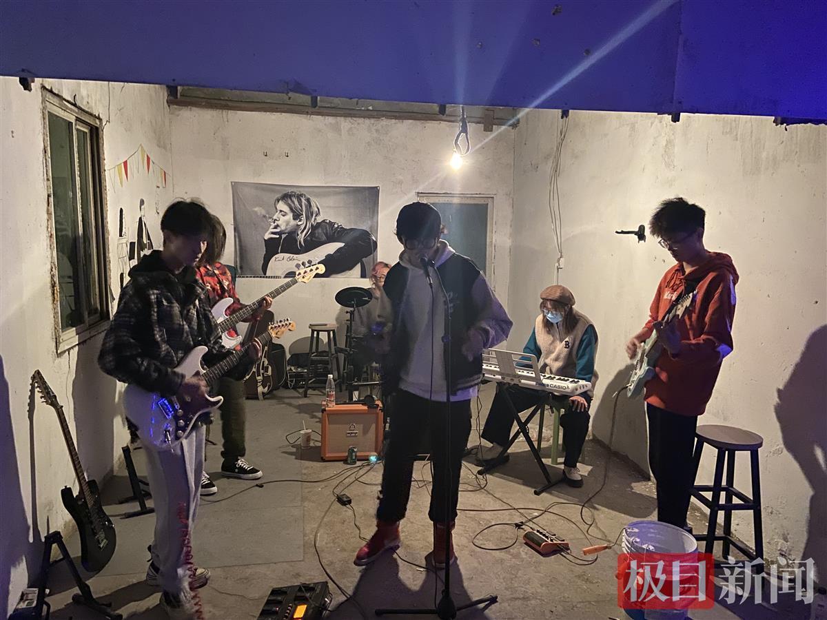 6名大学生组建一支校园乐队，首次演出备受欢迎