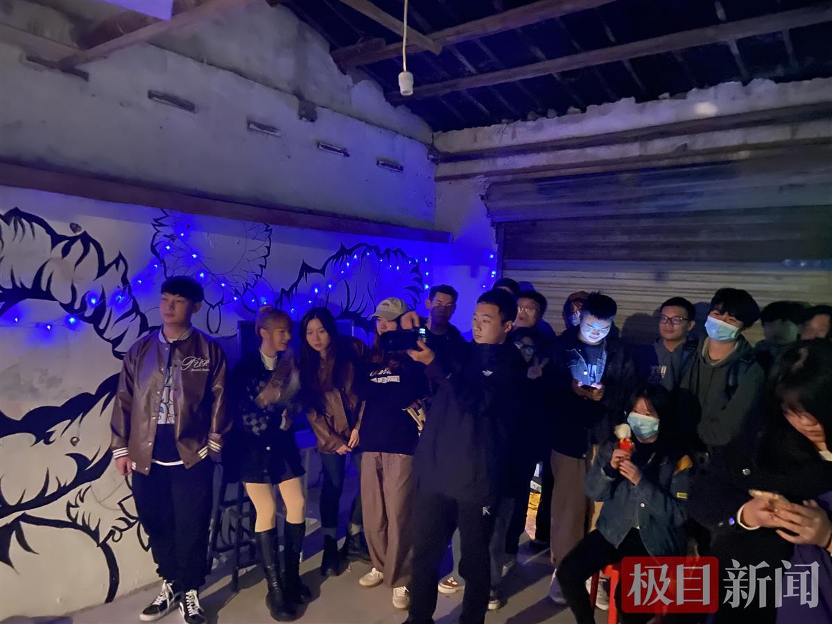 6名大学生组建一支校园乐队，首次演出备受欢迎