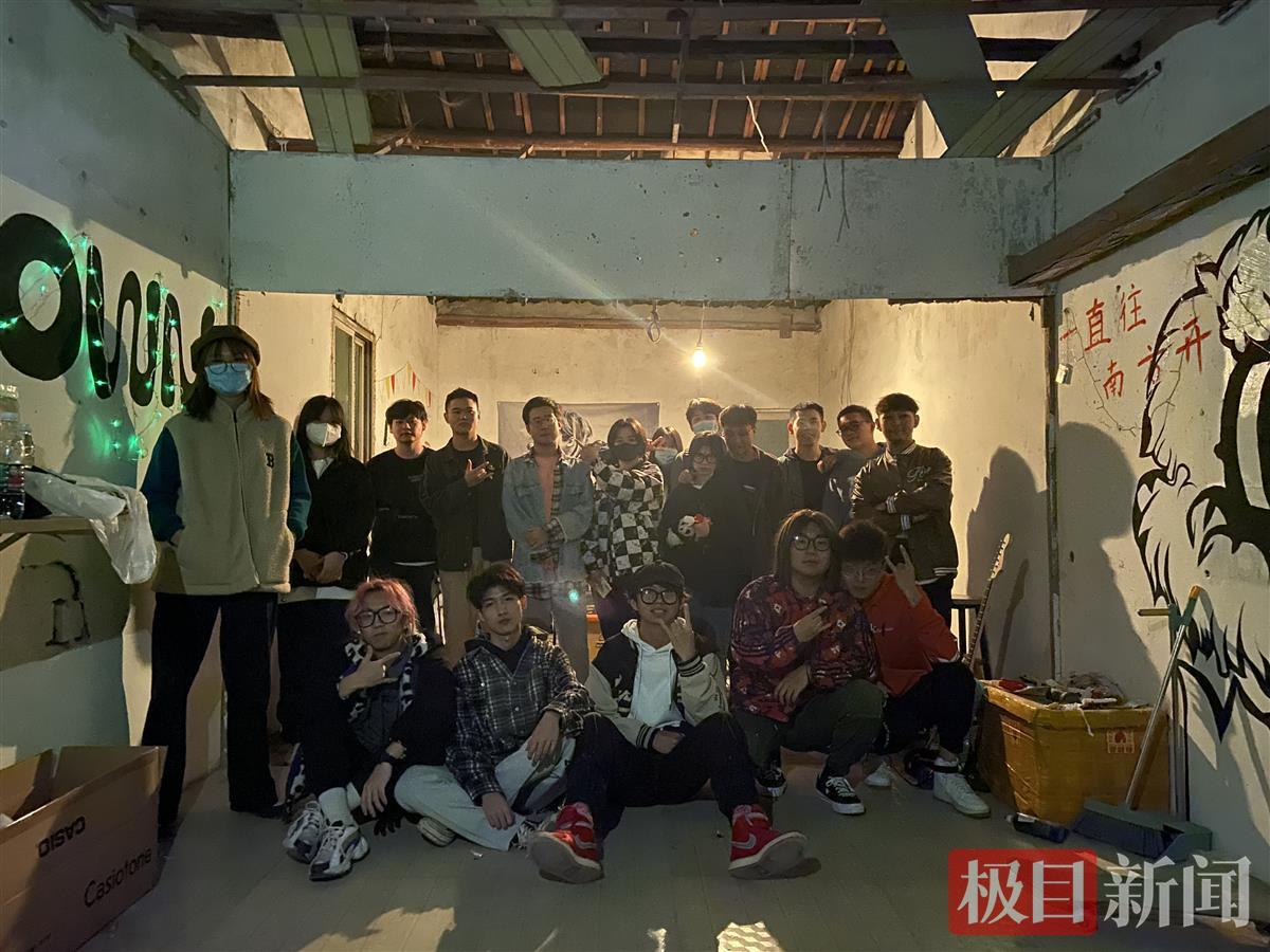 6名大学生组建一支校园乐队，首次演出备受欢迎