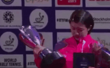 被奖杯砸头，樊振东：第一次拿世乒赛冠军，没想到盖儿是分开的