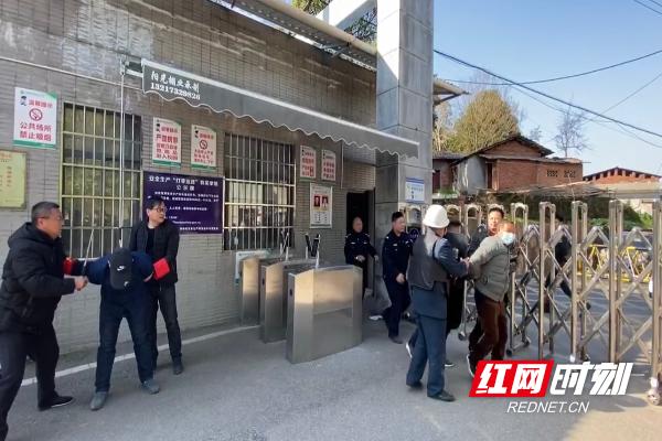 蘆淞區(qū)白關(guān)中學(xué)開(kāi)展反恐防暴演練(圖1) 蘆淞區(qū)白關(guān)中學(xué)開(kāi)展反恐防暴演練(圖1)