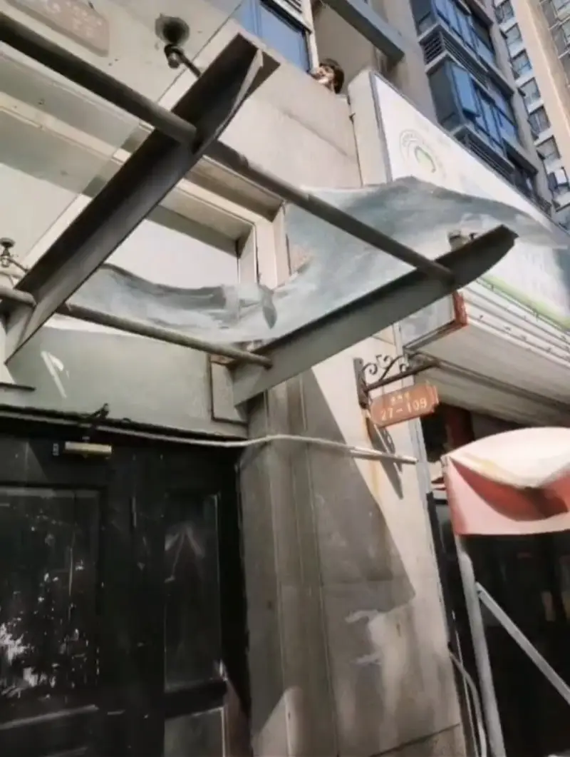 被陌生女子扔下楼男童家属发声（怀疑孩子被下药）