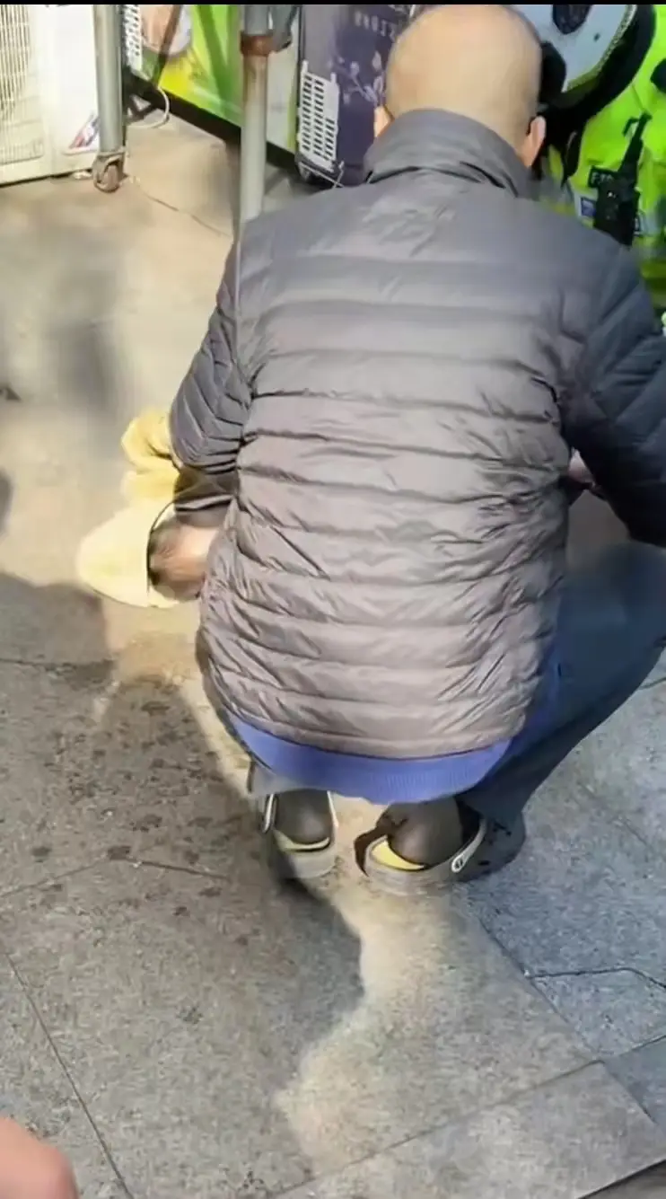 被陌生女子扔下楼男童家属发声（怀疑孩子被下药）