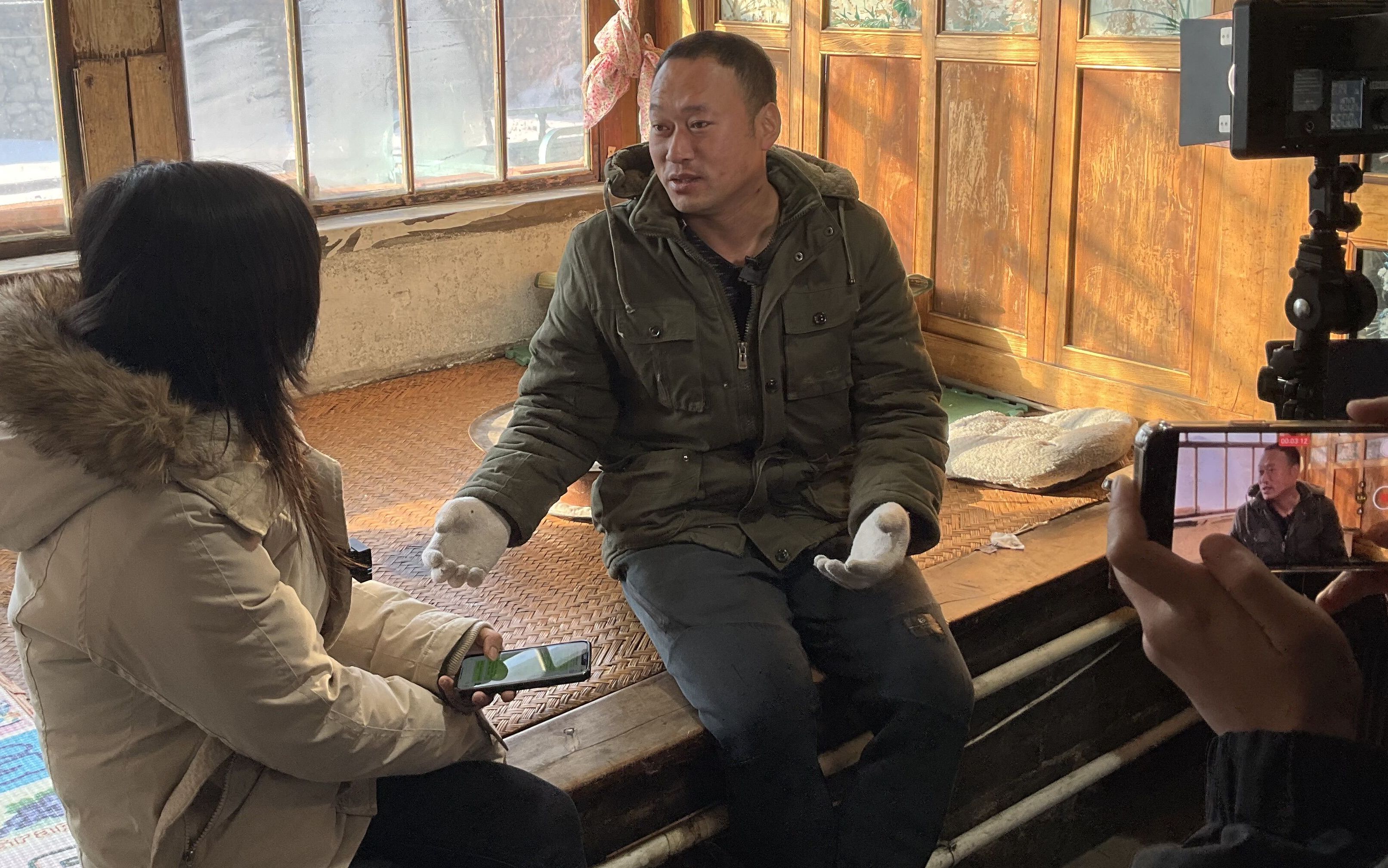 新闻8点见丨“张同学”走红后：不伪装自己，首场直播想专心答疑