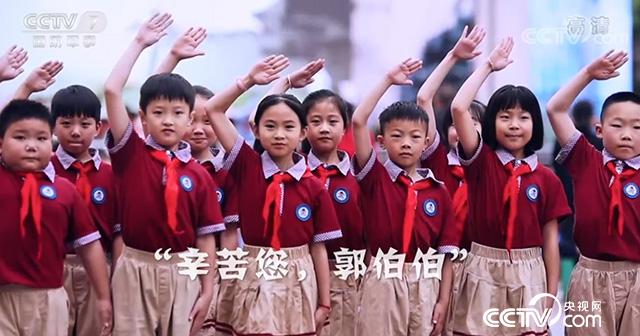 背着国徽翻山越岭，他究竟在干什么？