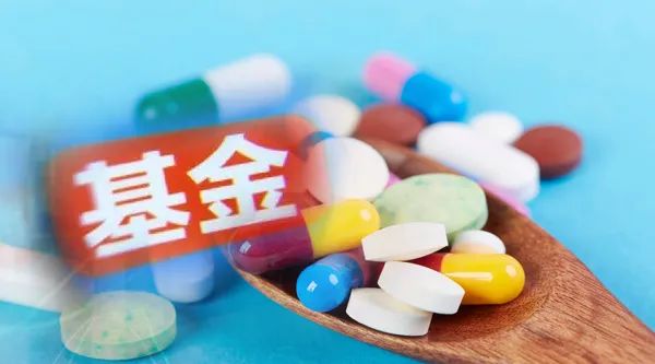 抄底来了？超80亿资金狂买医药类ETF，"医药女神"逆势加仓！主题基金密集发行，子弹往哪打？