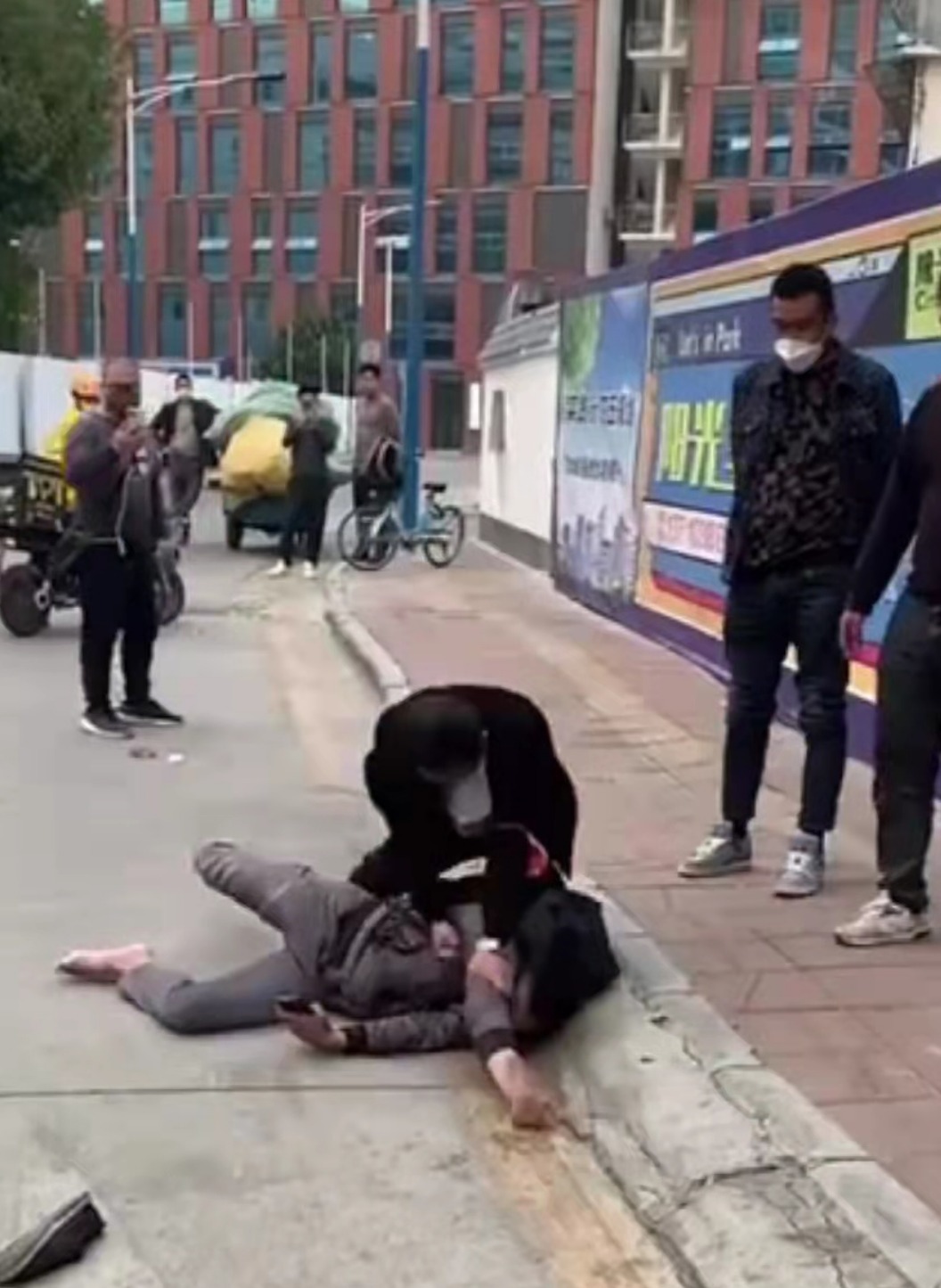 主播“二炮”广州街头被暴打5分钟，警方：打人者拘留15日