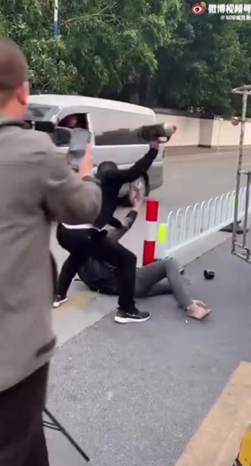 主播“二炮”广州街头被暴打5分钟，警方：打人者拘留15日