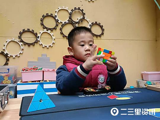 幼儿园学生的天花板！渭南4岁男孩打破最小年龄魔方世界纪录 