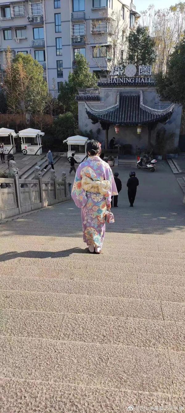 公祭日女子穿和服逛街，当事人回应