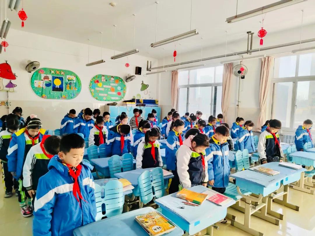 煙臺高新區(qū)第二實驗小學“12.13國家公祭日”(圖3) 煙臺高新區(qū)第二實驗小學“12.13國家公祭日”(圖3)