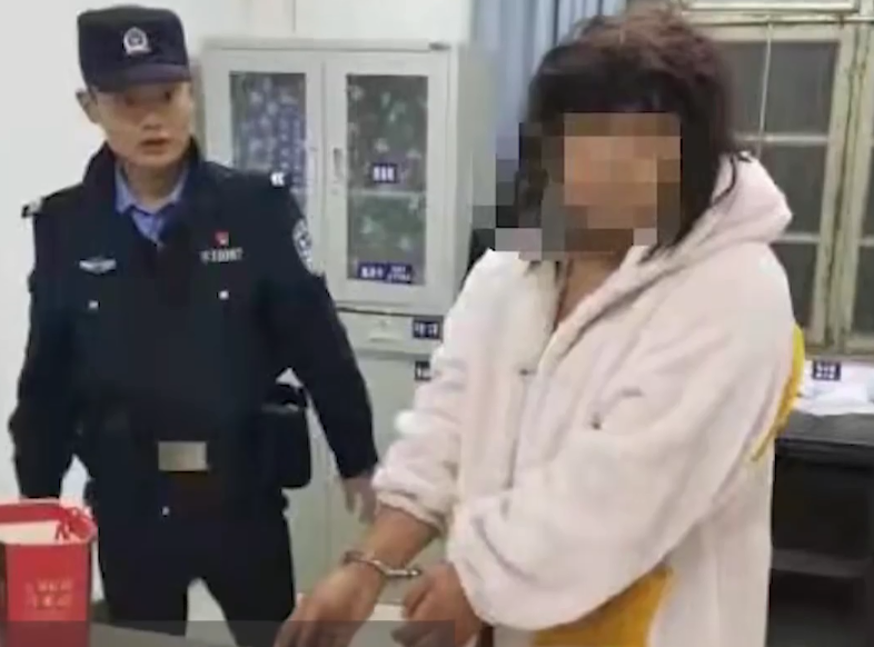 男子扮女装偷拍女浴池被大妈怒锤，警方：行政拘留10天