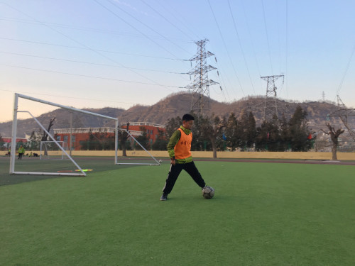 「双减探校」寒风瑟瑟，热情不减！足球课堂成了学生们的快乐星球