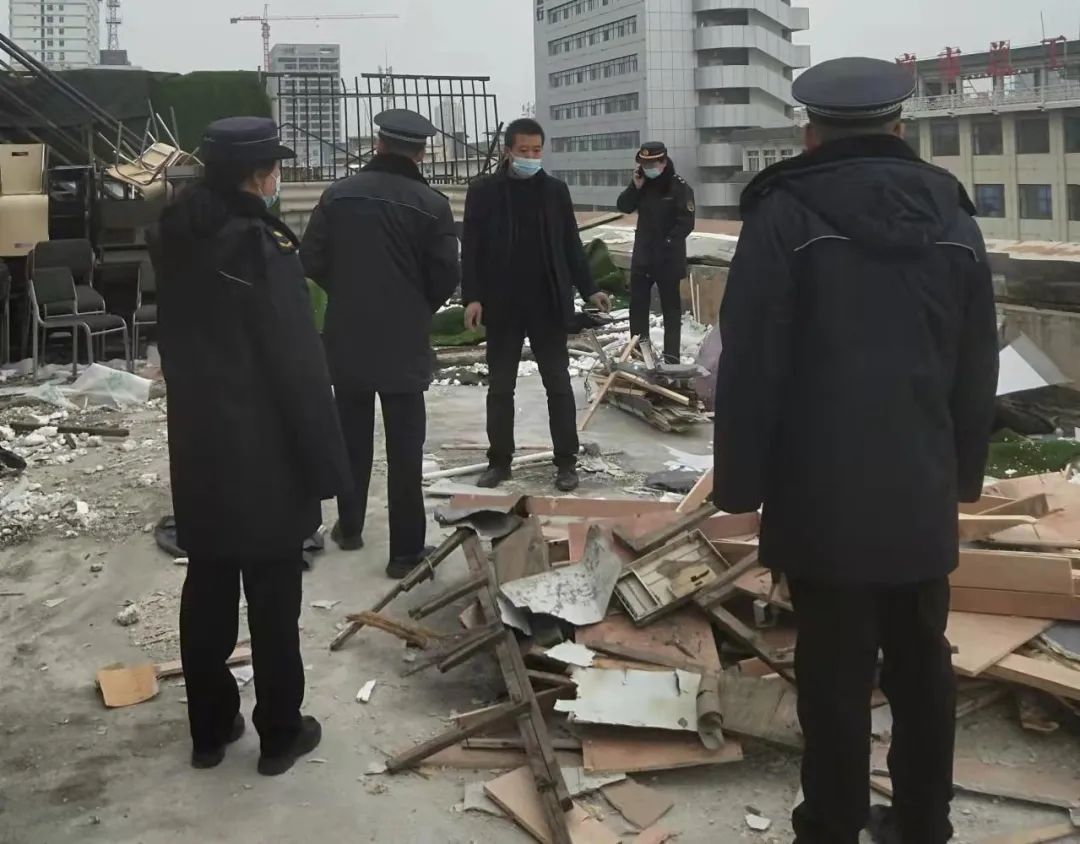 创建全国文明城市 平凉在行动 | 崆峒区：多处楼顶违法建筑被依法拆除