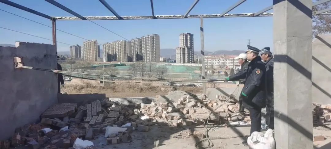 创建全国文明城市 平凉在行动 | 崆峒区：多处楼顶违法建筑被依法拆除