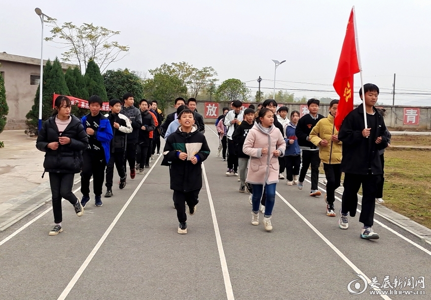 双峰县走马街镇秧冲中学:阳光体育展活力(图1)